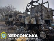 На Херсонщині внаслідок російського обстрілу вщент згоріли вантажні машини (фото)