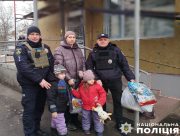 З-під російських обстрілів херсонські поліціянти евакуювали матір з двома маленькими дітьми