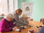 "Вільні разом" у Вінниці допомагають переселенцям з Херсонщини освоїти електронні сервіси