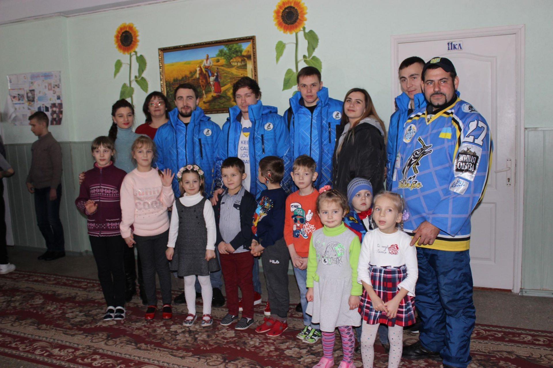 Херсонський ХК «Дніпро» влаштував свято для своїх особливих вболівальників - вихованців школи-інтернату для дітей з вадами слуху…