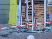 У Херсоні водійка автомобіля протаранила вхід до ТРЦ "Фабрика"