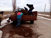 На Херсонщині селяни самотужки латають дороги