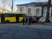Подробиці аварії за участі маршрутки та легкового автомобіля в центрі Херсоні