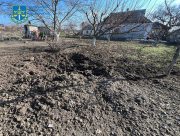 На Херсонщині до подвірʼя житлового будинку росіяни скинули вибухівку: постраждало подружжя