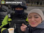 Благодійні організації та волонтери допомагають херсонцям після авіаудару (Фото)