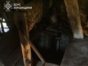 На Херсонщині рятувальники визволили собаку з глибокого колодязя (Фото)