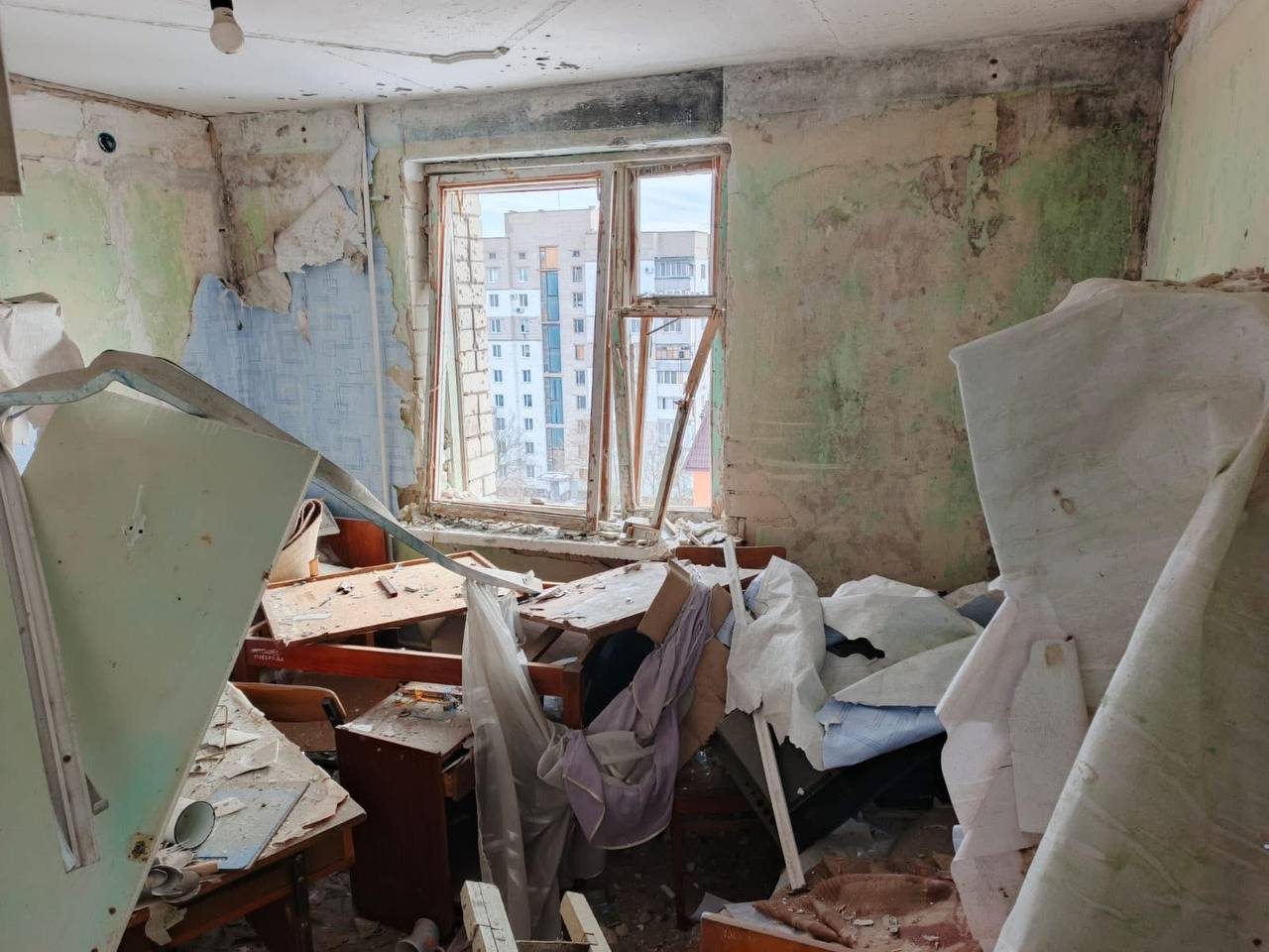 Російський безпілотник атакував гуртожиток ХДУ у Дніпровському районі Херсона