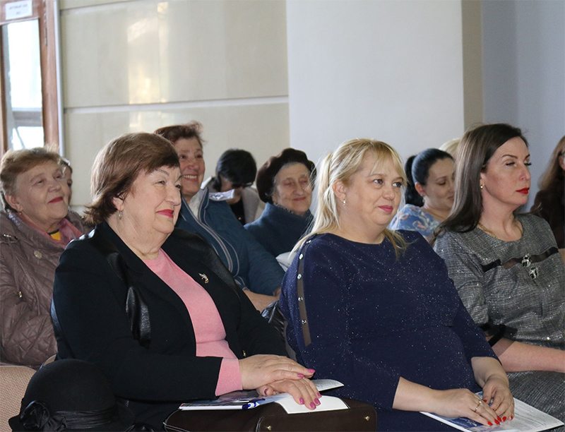 Устинов, женщины, мир