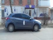 По Херсону ездят на автомобилях с белыми лентами