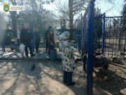 Херсонці підгодовують тварин у Гідропарку