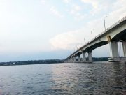 Херсонцы рискуют перебираться через Антоновский мост