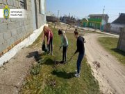 У Херсонській територіальній громаді прибирають сміття і саджають картоплю