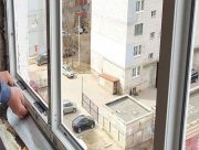У Херсоні вставляють вікна вибиті під час обстрілів