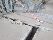 У Херсоні руйнується мостоперехід до залізничного вокзалу