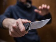 В Херсоне прохожему перерезали горло