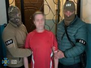 У Херсоні чоловік та жінка охороняли катівні, де незаконно утримували людей