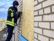 Херсонські рятувальники цілодобово відновлюють наше місто