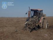 У селі Широка Балка в полі на ворожому боєприпасі підірвався тракторист