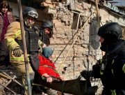 У Херсоні врятували людину з-під завалів після обстрілу (ВІДЕО)