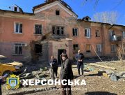 Росіяни обстріляли житлову двоповерхівку у центрі Херсона