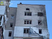 Російський дрон "Молния" влучив у багатоповерхівку в Херсоні: поранено жінку (ВІДЕО)