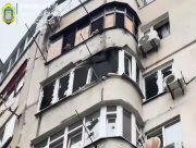 Російський дрон атакував багатоповерхівку в Херсоні: пошкоджено квартири (ВІДЕО)