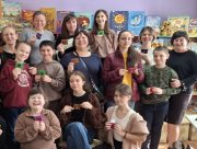 Херсонські бібліотекарі та маленькі читачі підтримали військових оберегами до Дня добровольця