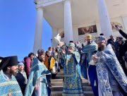 В Херсоне выпустили в небо белых голубей