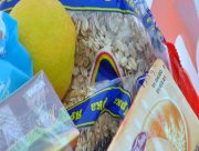 На Херсонщині люди згуртовуються і допомагають один одному продуктами
