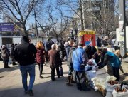 У Херсоні тимчасово дозволили людям торгувати біля ринків