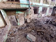 Внаслідок ранкових обстрілів Херсона травмована 81-річна жінка