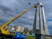 У Херсоні демонтували радянську символіку з монумента "Три багнети" (ФОТО)