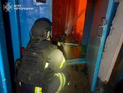 Рятувальники врятували трьох жінок із задимлених квартир у Херсоні після атаки дронів