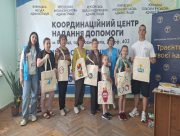 У Вінниці для переселенців з Херсонщини провели майстер-клас з розпису шоперів