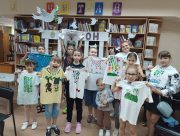 Юні херсонці розписували футболки під час майстер-класу у бібліотеці (ФОТО)