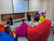 У Херсоні для дітей організували кінопоказ в укритті
