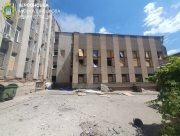 Окупанти обстріляли центр Херсона: пошкоджено адмінбудівлю, сталася пожежа (ФОТО)