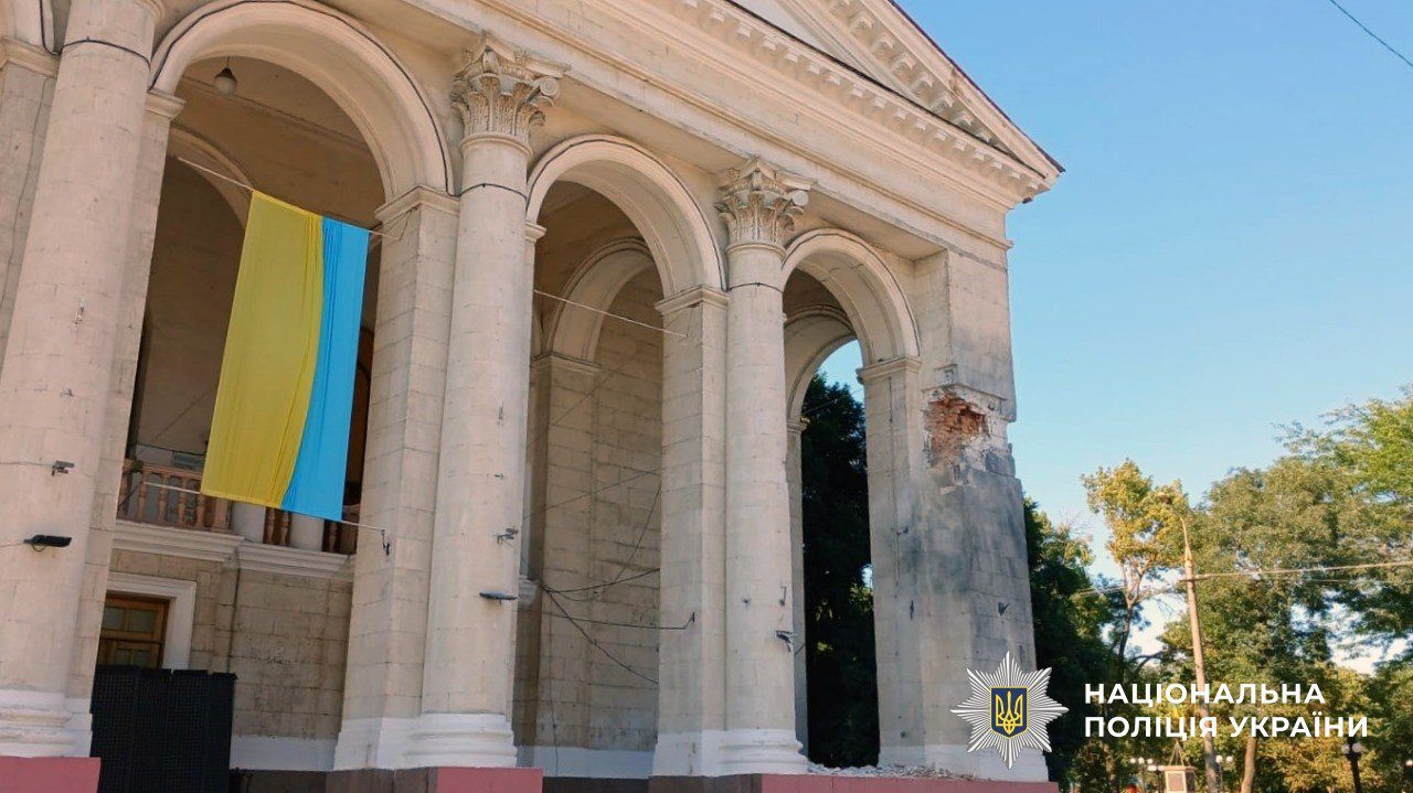 Унаслідок, російських, обстрілів, Херсонщині, поранено, дев’ять, людей, серед них, поліцейський, дрон-камікадзе, влучив, Дніпровському, районі, Херсона, обстрілами, пошкоджено, будівлю, Херсонського, театру