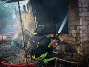 Ворог атакує Херсонський район: горять будинки та дачні споруди