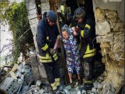 Рятувальники Херсона деблокували літню жінку зі зруйнованого будинку