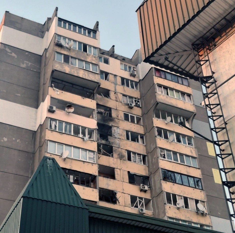 Російський дрон, атакував, житлову багатоповерхівку, у Північному районі, Херсона