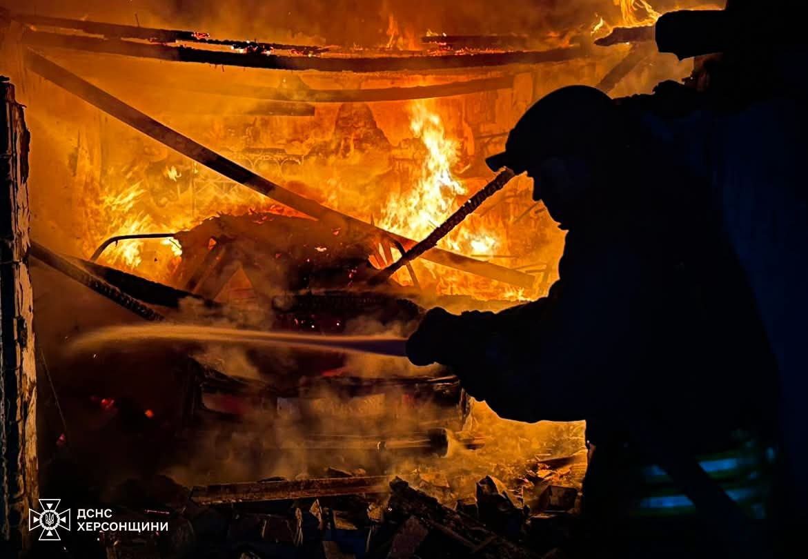 Херсонщині, рятувальники, ліквідували, наслідки, ворожих, атак, ворог, завдав, ударів, житлових, кварталах, Херсона, передмістя, місцевою, пожежною, охороною, ліквідували, пожежі, екосистемах