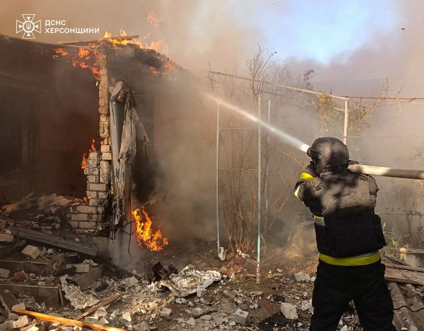 Херсонщині, росіяни, обстріляли, житлові, квартали, знищивши, будинок, авто, Комишани, боєприпаси, рятувальники, оперативно, загасили, пожежу