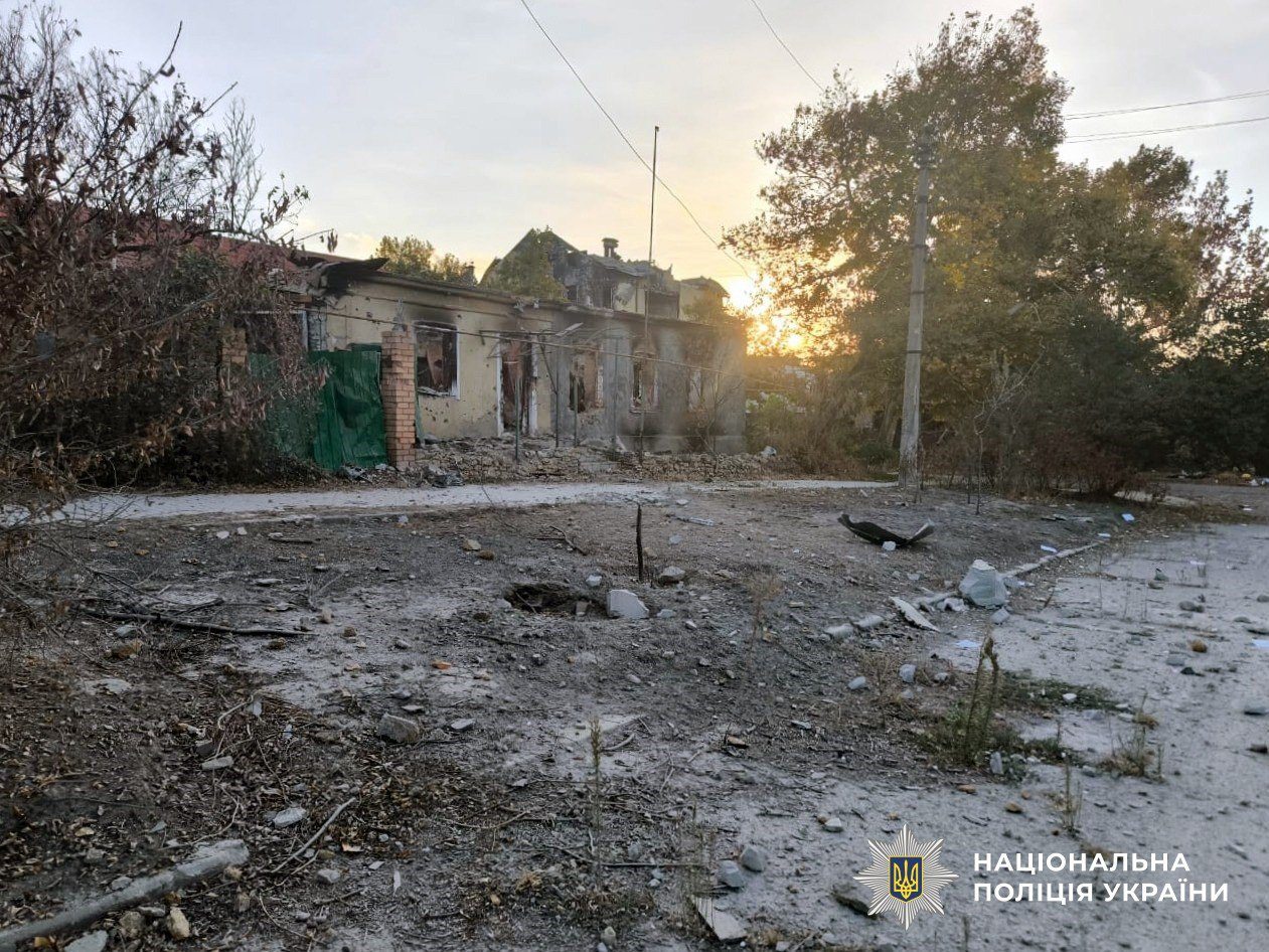 Двоє, загиблих, шестеро, поранених, через, нові, обстріли, Херсонщини, атаки, Херсонський, Бериславський, Дніпровський, райони, застосовуючи, артилерію, РСЗВ, авіацію, дрони, поліцейський, загинув