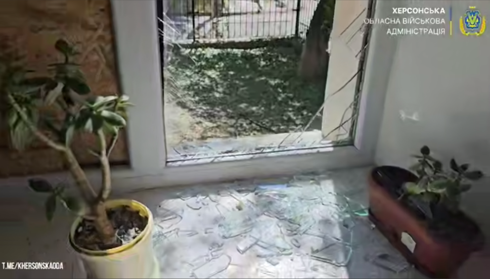 Російські, війська, обстріляли, освітній, заклад, Херсоні, поранено, охоронця, сьогодні, 11 вересня, близько, полудня, відкрили, артилерійський, вогонь, освітньому, закладу, центральній частині Херсона, вибухова, травма, уламкове, поранення, ноги