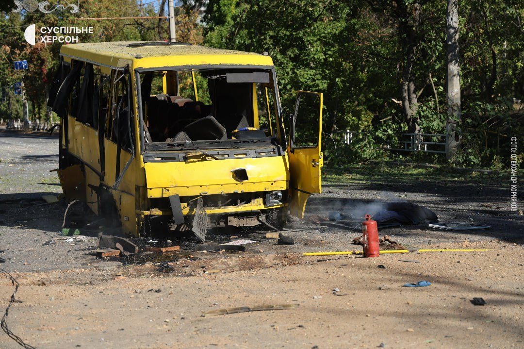 В центрі, Херсона, знищено, маршрутку, троє, постраждалих, Маршрутне, таксі, було, повністю, знищене, внаслідок, артилерійського, обстрілу, центру, Херсона