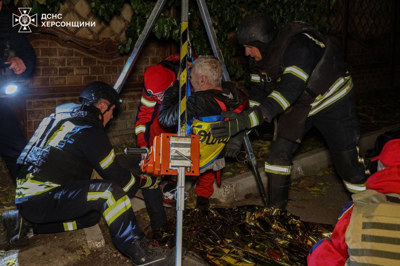 Херсонські, рятувальники, врятували, чоловіка, колодязя, ДСНС Херсонщини, провалився, колодязь, перебував без свідомості, Повідомлення, Служби порятунку, співробітники, ДСНС