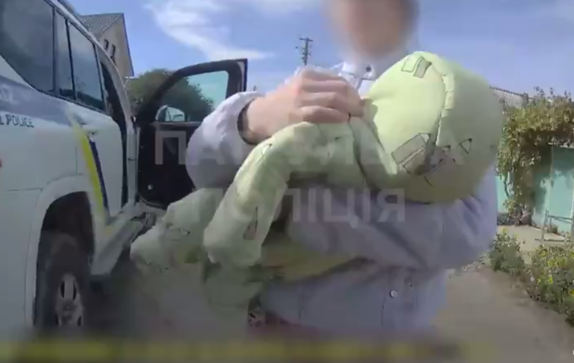 Патрульні, евакуювали, матір, дитиною, російського, вогню, Патрульна, поліція, Херсонської, області, отримала, повідомлення, черговий, російський, обстріл, житлового, кварталу