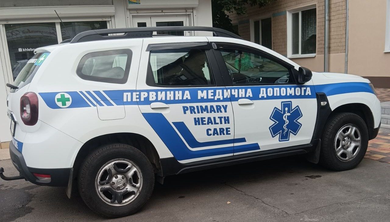 На трасі, Новодмитрівки, жінка, постраждала, російського обстрілу, Поблизу, села, Новодмитрівка, Херсонської області, російський, обстріл, потрапила, місцева, жителька, Бригада, екстреної, медичної, допомоги, надала, допомогу