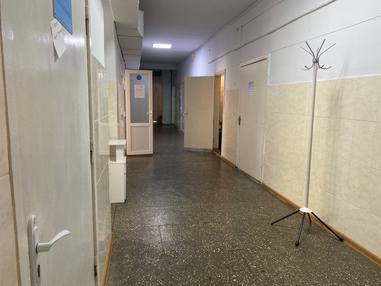 Поранена, жінка, доставлена, лікарні, Херсоні, Дніпровського, району, медиків, необхідну, допомогу, уламкові, поранення, мінно-вибухову, травму